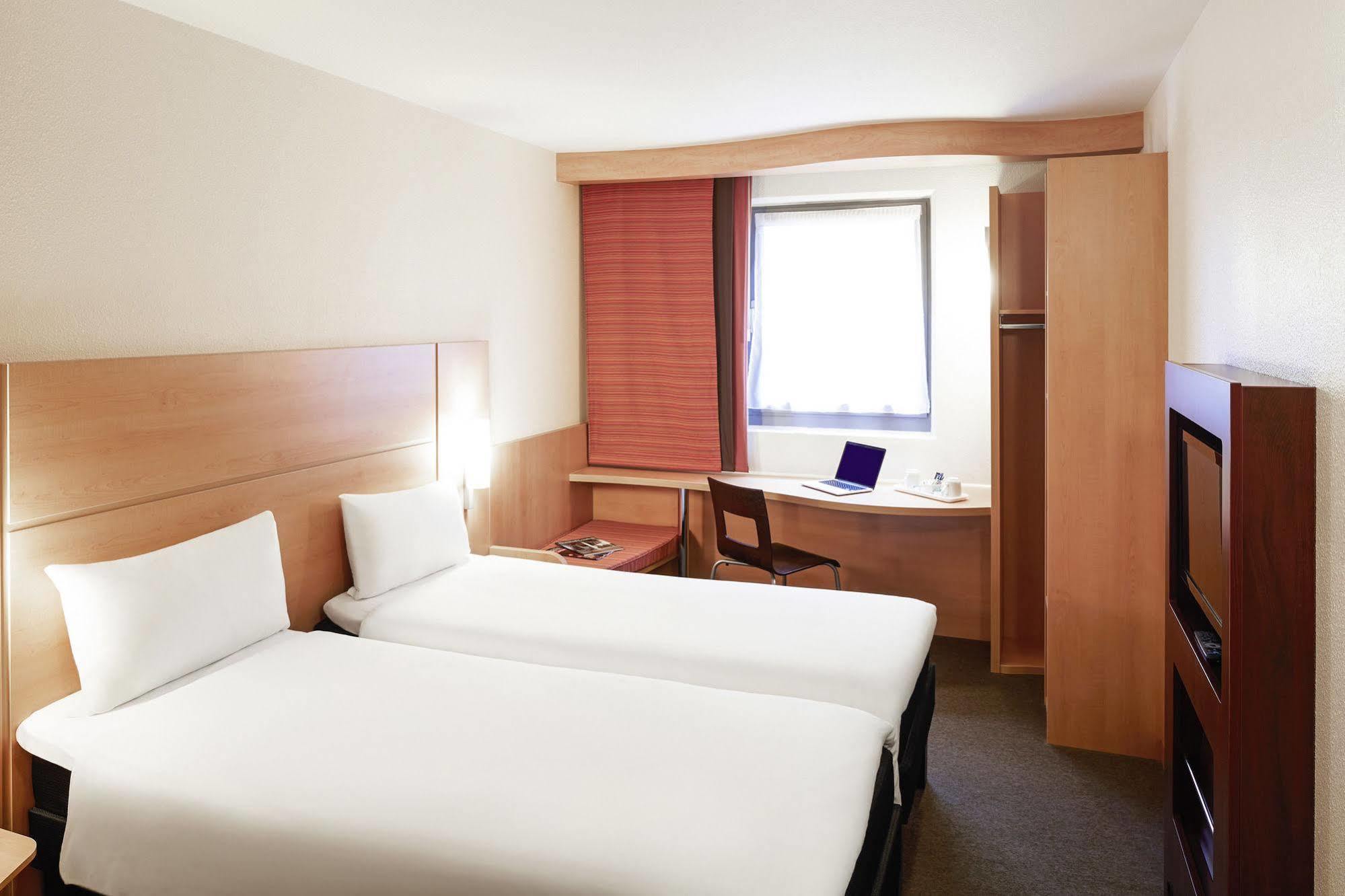 Ibis Carlisle Centre 2*